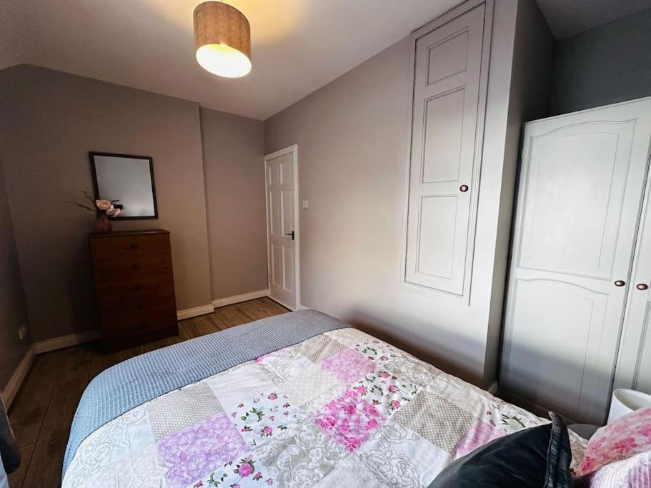 Gaeltacht Quarter Cosy Home Belfast Bagian luar foto